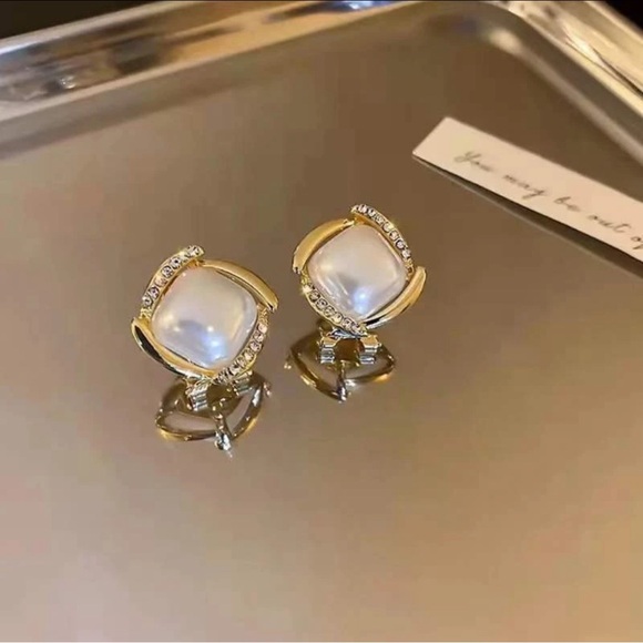 Imitation White pearl with laser and gold stud earrings #jewelry #pearl - Picture 2 of 3
